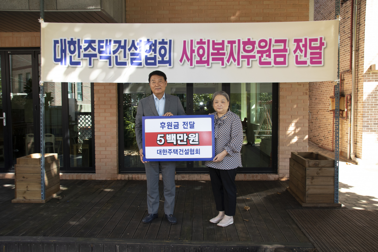 박재홍 대한주택건설협회 회장(사진 왼쪽)이 18일 서울 동작구 소재 시온원에서 김성숙 원장에게 ‘2020 사회복지후원금’을 전달하고 있다. [대한주택건설협회 제공]