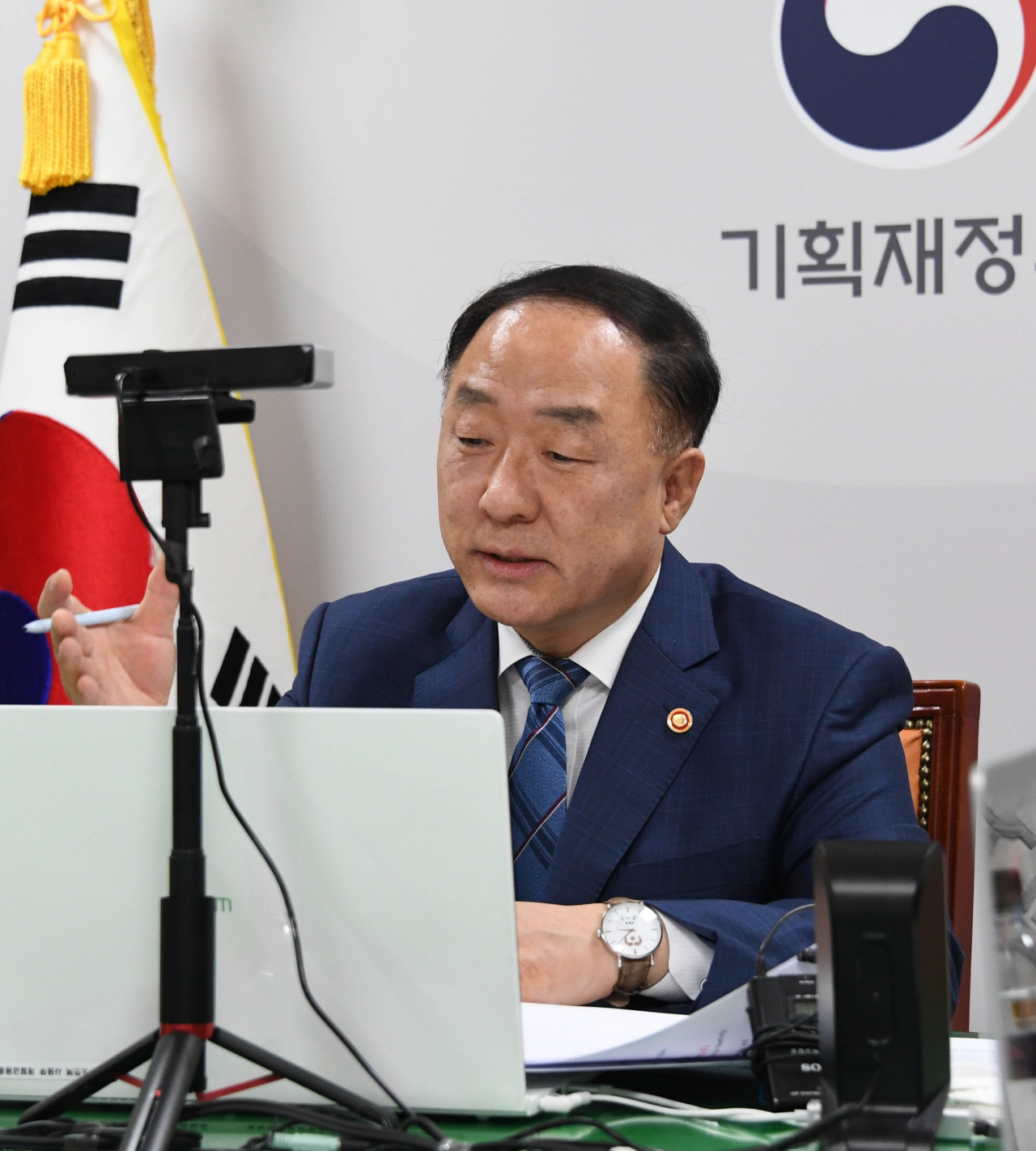 홍남기 부총리 겸 기획재정부 장관이 18일 오후 서울 광화문 정부서울청사에서 화상으로 열린 '제53차 아시아개발은행(ADB) 연차총회'에서 발언하고 있다. [기획재정부 제공]
