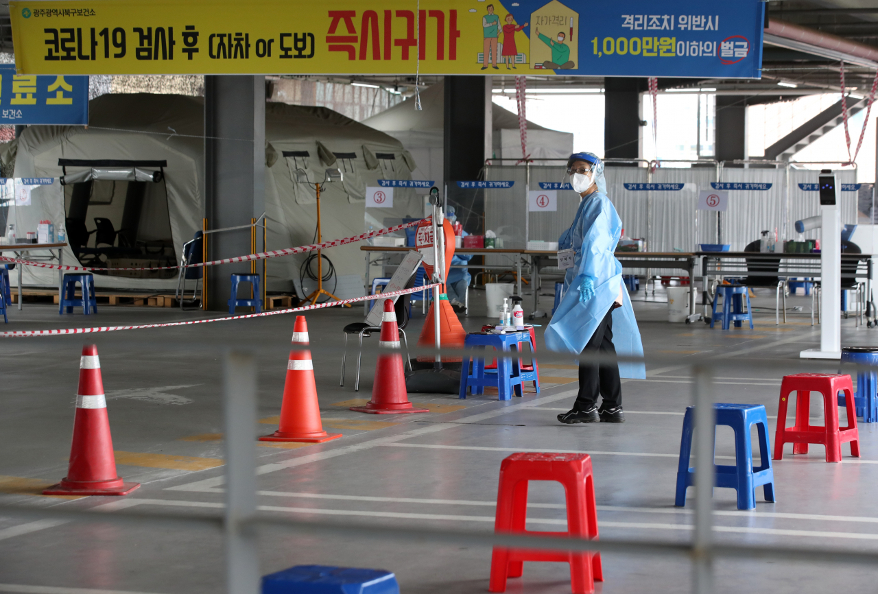 광주 지역 코로나19 신규 확진자가 37일 만에 '0'을 기록한 18일 광주 북구보건소 선별진료소가 한산한 모습을 보이고 있다. [연합]