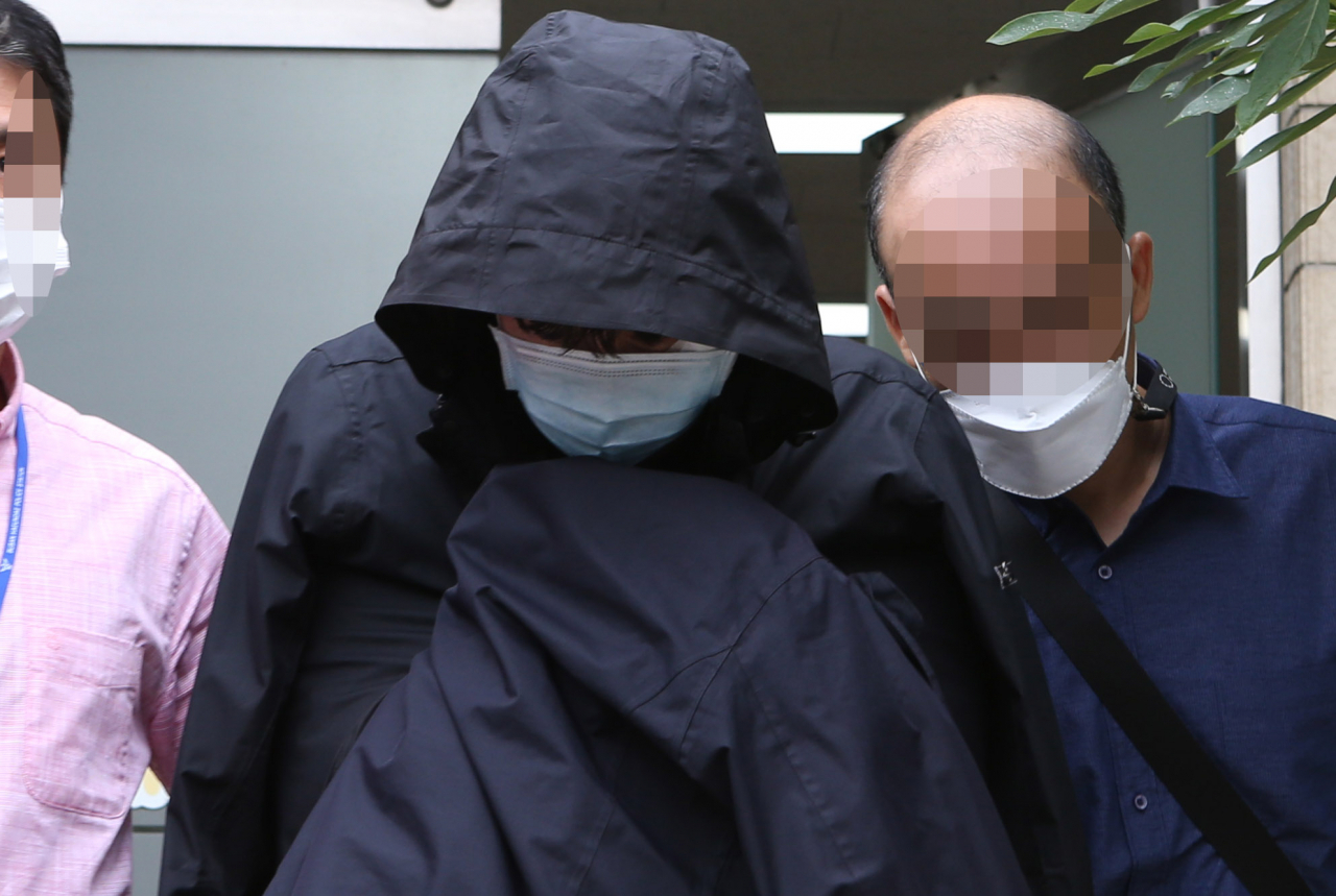 부산 해운대에서 '마약 질주'를 벌인 운전자가 18일 오전 부산지법 동부지원에서 구속 전 피의자 심문(영장실질심사)을 받고 난뒤 경찰서로 호송되고 있다. [연합]