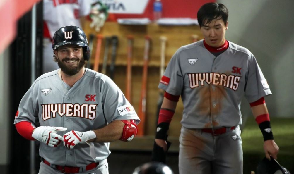 Tyler White of the SK Wyverns (left) smiles in the dugout after hitting a three-run home run against the Kia Tigers in a Korea Baseball Organization regular season game at Gwangju-Kia Champions Field in Gwangju, 330 kilometers south of Seoul. (Yonhap)