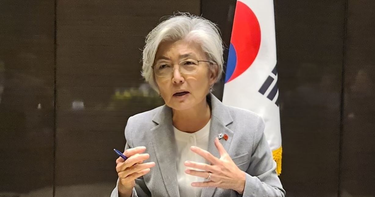 Foreign Minister Kang Kyung-wha speaks during a meeting with Korean reporters in Hanoi on Sept. 18, 2020. (Yonhap)
