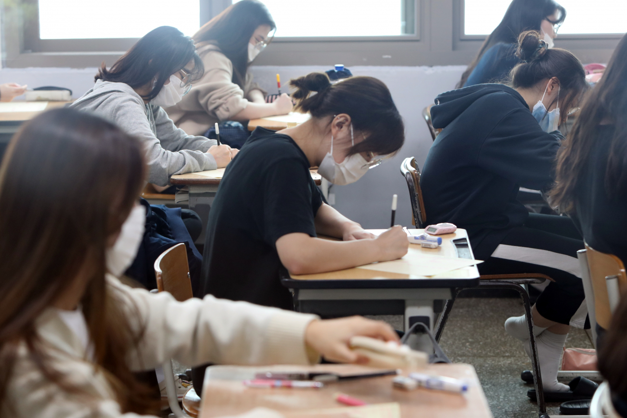 지난 16일 오전 광주 북구 서강고등학교 3학년 교실에서 학생들이 2021학년도 대학수학능력시험 모의평가를 치르고 있는 모습. [연합]