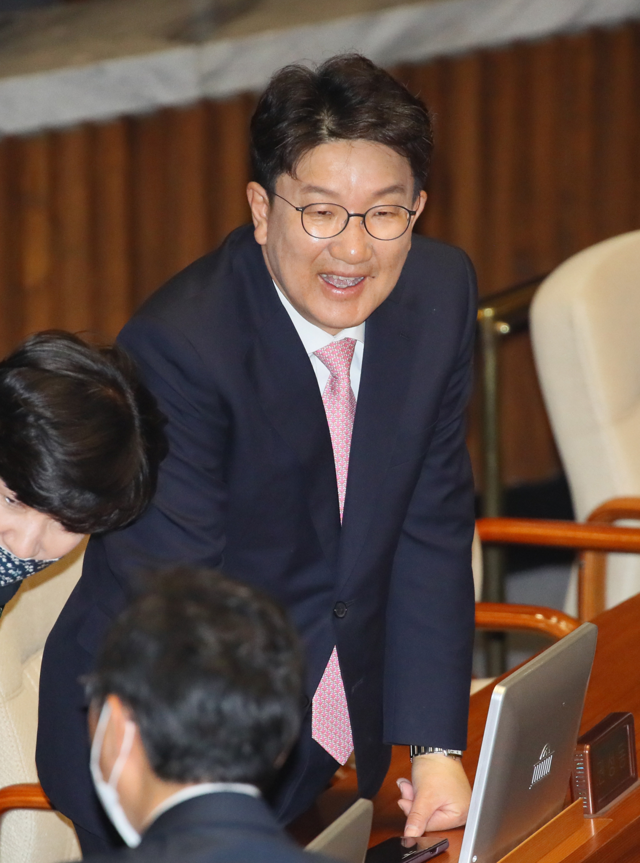 지난 4·15 총선 공천에서 배제(컷오프)되자 탈당했다 17일 국민의힘에 복당한 권성동 의원. 권 의원이 지난 4월 국회 본회의자에서 밝은 표정으로 의원들과 대화하고 있다. [연합]