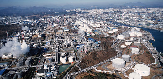 ‘화학물질관리법(화관법)’ 적용 대상 중소기업 10곳 중 8곳은 올 연말 만료되는 정기검사 유예 기간의 추가 연장이 필요한 것으로 보고 있었다. 사진은 울산석유화학단지 전경.[연합뉴스]