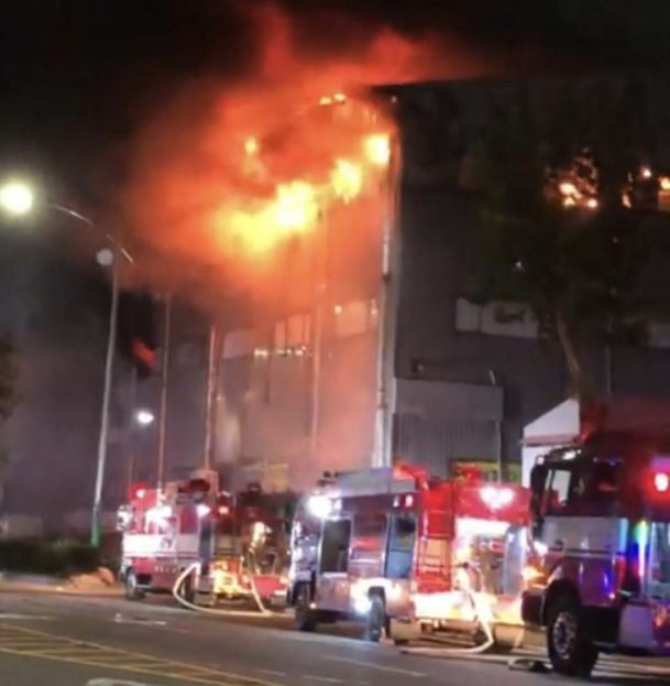 19일 인천 남동공단 내 한 플라스틱 포장재 제조 공장에서 불이 나 4시간 17분 만에 진화됐다. [연합]