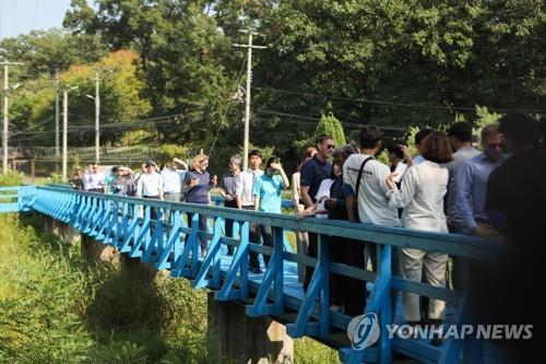 Participants in a DMZ peace trail program visit the border village of Panmunjom in Paju, Gyeonggi Province, in August last year. (Korea Institute for International Economic Policy / Yonhap)
