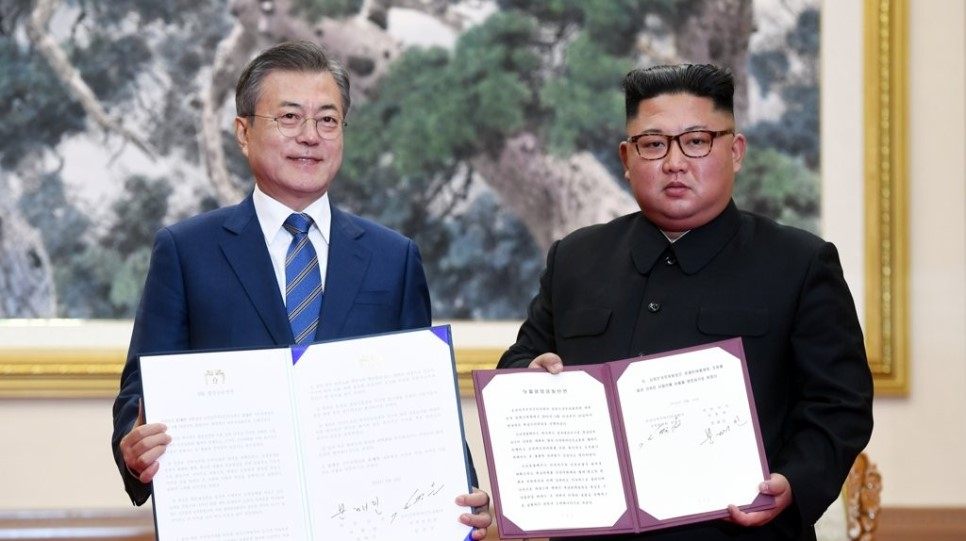 문재인 대통령과 김정은 위원장이 2018년 9월 19일 군사적 적대관계 종식, 동·서해선 철도 및 도로 연결, 이산가족 상설면회소 등의 내용을 담은 '9월 평양공동선언'을 발표했다.[연합]