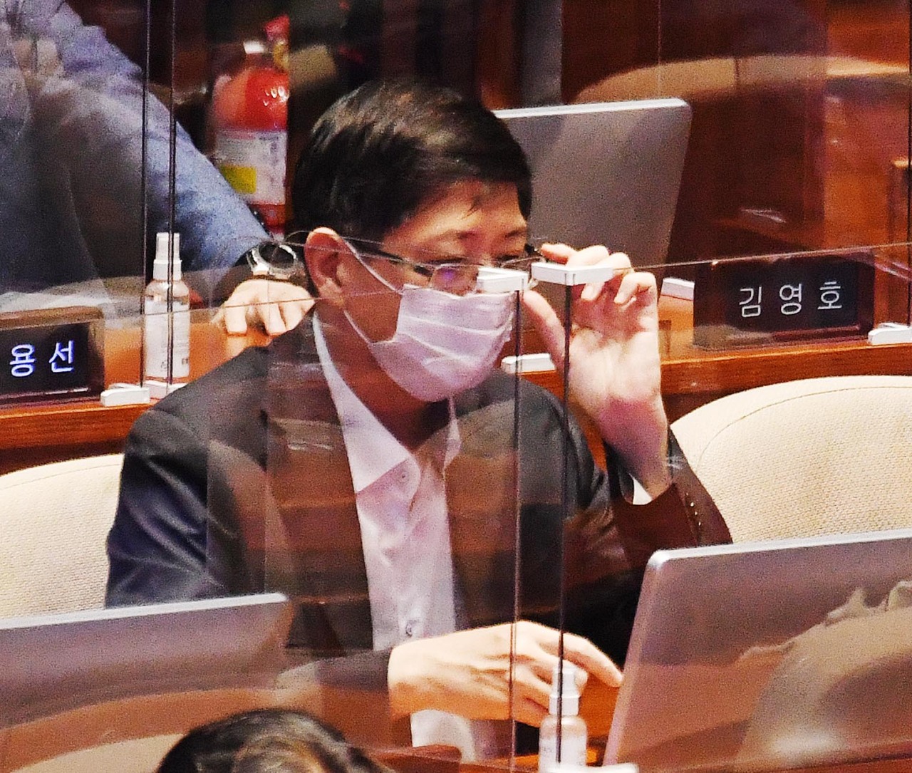 Rep. Kim Hong-gul, the youngest son of late former President Kim Dae-jung, attends a parliamentary session on Wednesday, days before the ruling Democratic Party expelled him amid allegations that he under-declared his properties. (Yonhap)