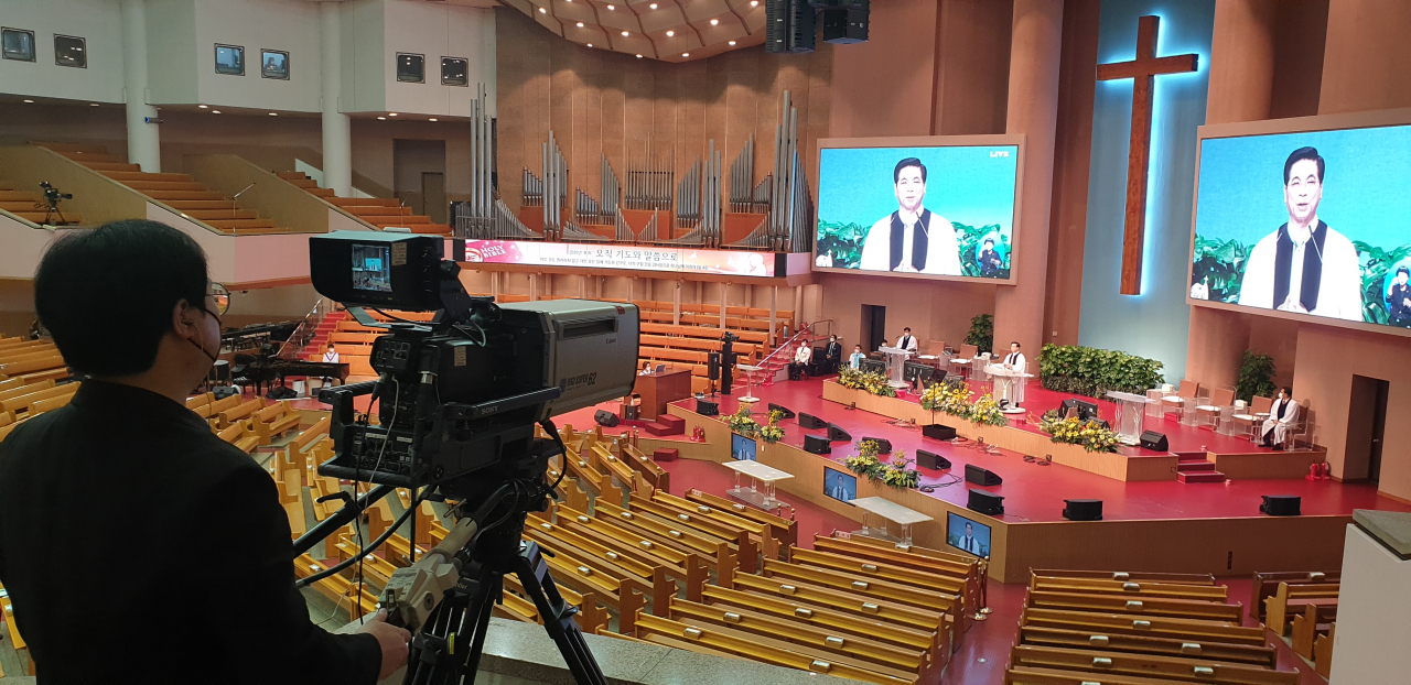 정부가 비대면예배만 허용했던 9월13일 여의도순복음교회 예배 모습.