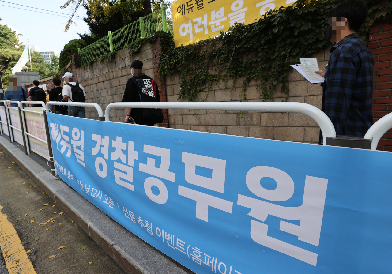 19일 오전 서울 시내 한 학교에 마련된 순경공채 필기시험장에서 응시생들이 고사장으로 향하고 있다. [연합]