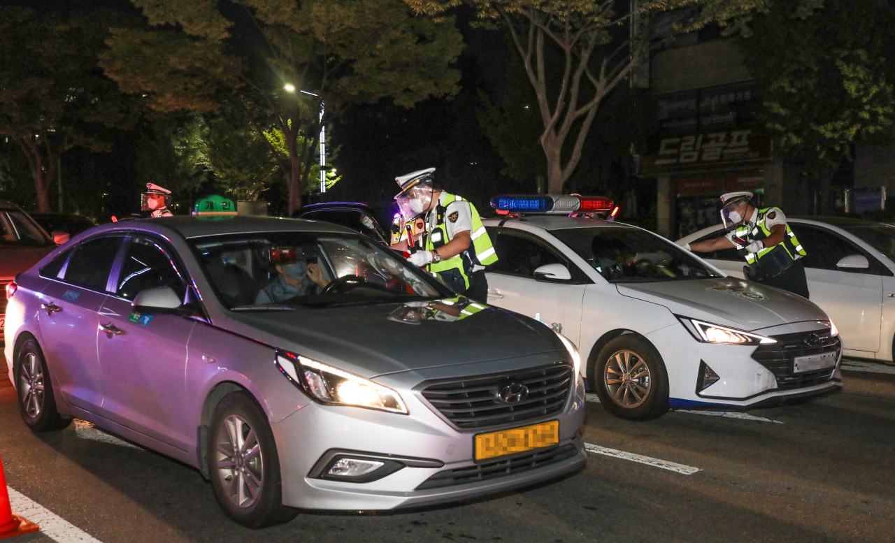 18일 오후 경기도 수원시 팔달구의 한 도로에서 경기남부지방경찰청 소속 경찰관들이 음주운전 단속을 벌이고 있다. [연합]