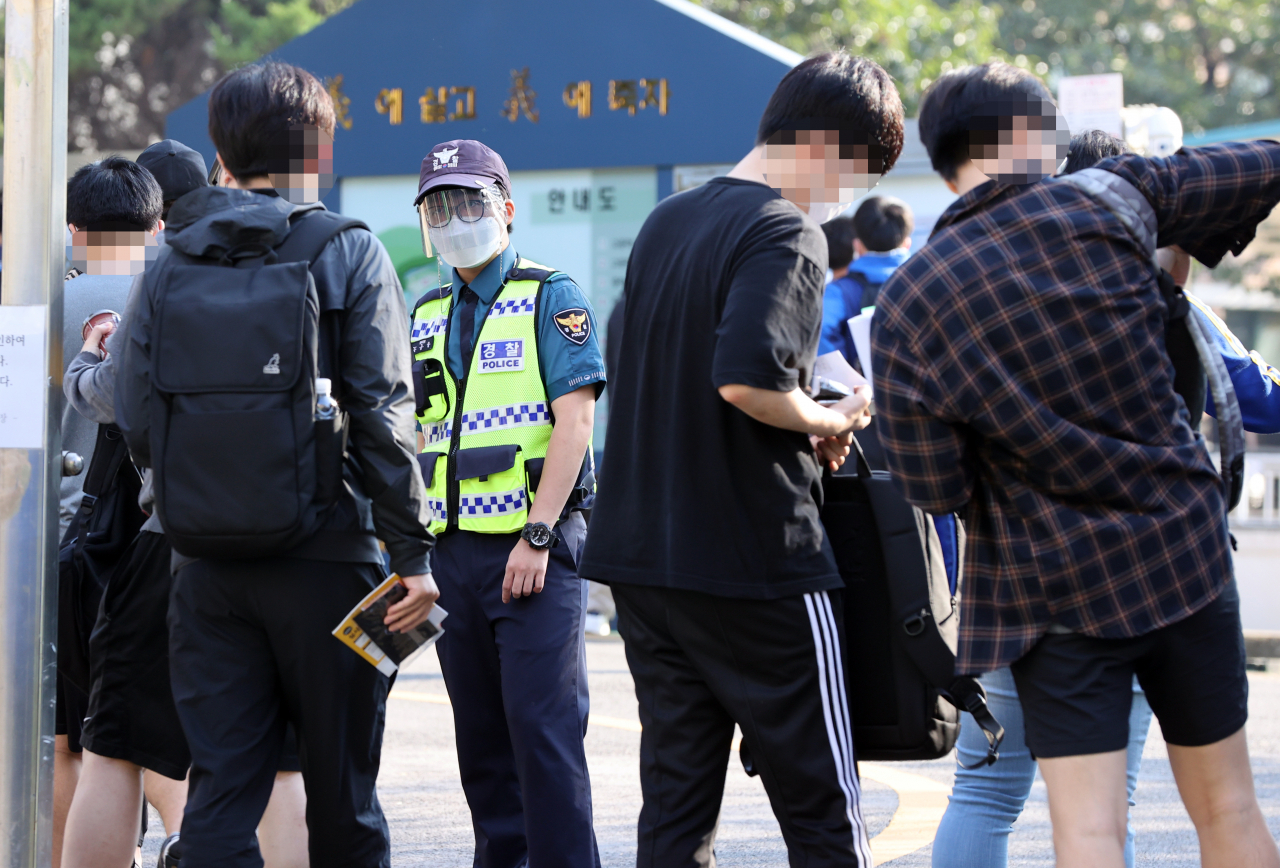 지난 19일 서울 시내 한 학교에 마련된 순경공채 필기시험장에서 응시생들이 수험표를 확인받은 뒤 입장하고 있다. [연합]