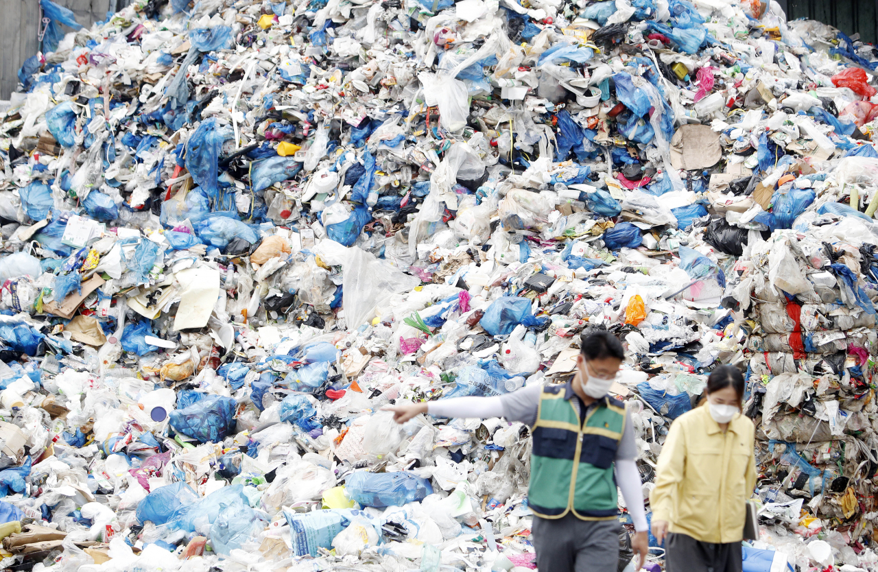 21일 오전 광주 북구 재활용품선별장. [연합]