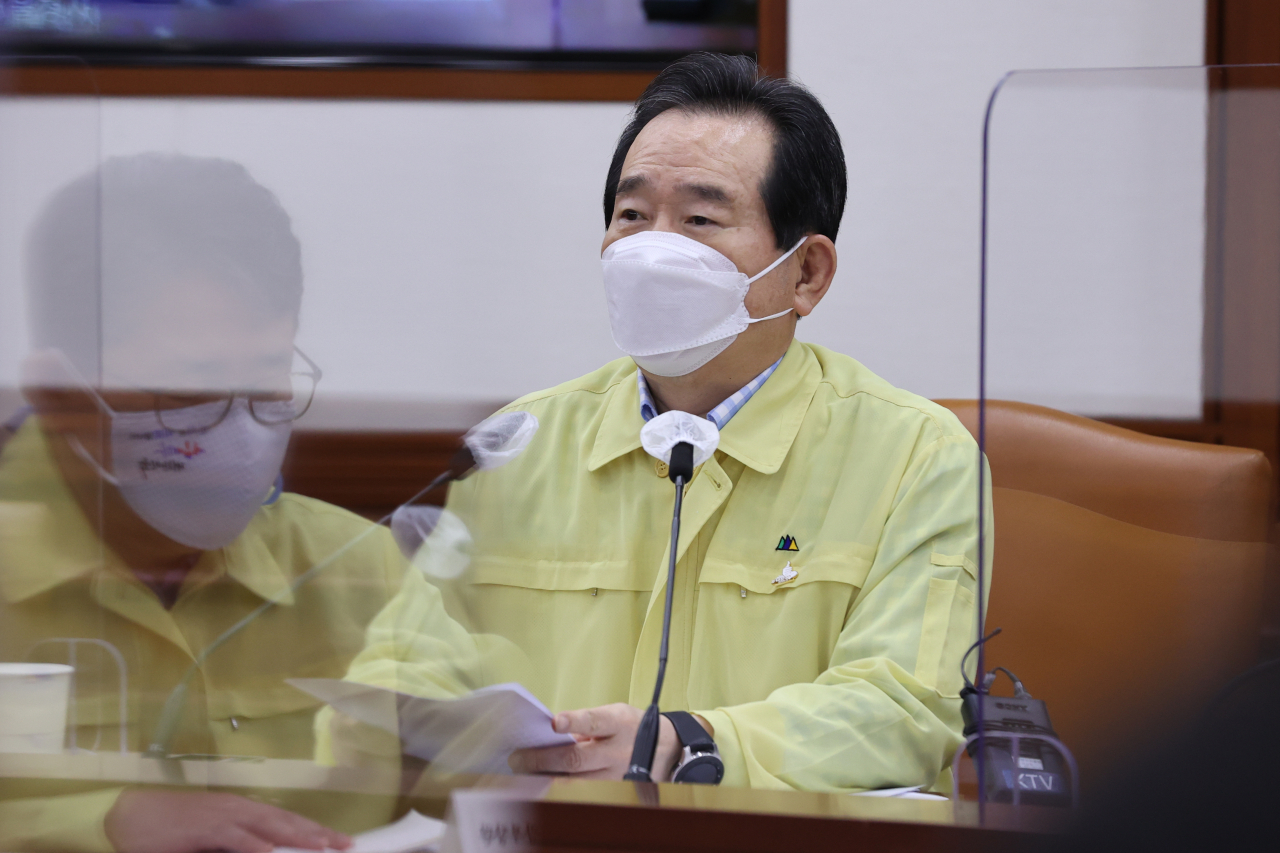 정세균 국무총리가 20일 정부서울청사에서 열린 신종 코로나바이러스 감염증(코로나19) 대응 중앙재난안전대책본부 회의를 주재하고 있다. 중대본은 이 회의에서 비수도권의 거리두기 2단계 조치를 추석 연휴 전까지 연장할지 여부를 논의한다. [연합]