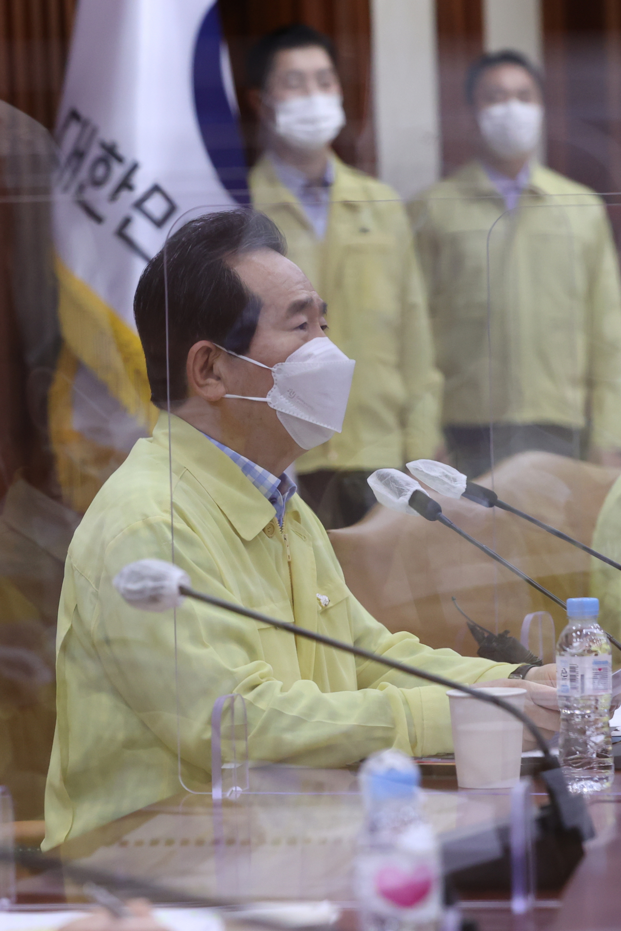 정세균 국무총리가 20일 정부서울청사에서 열린 코로나19 대응 중앙재난안전대책본부 회의에서 모두발언을 하고 있다. [연합］