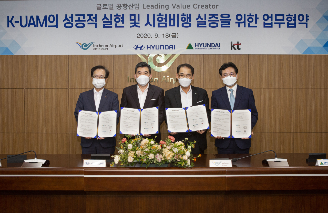 18일 인천공항청사 서관에서 ‘한국형 도심항공교통(K-UAM)의 성공적 실현 및 비행실증’을 위한 업무협약(MOU)식이 열렸다. 사진 왼쪽부터 KT 전홍범 부사장, 현대자동차 신재원 부사장, 인천국제공항공사 백정선 본부장, 현대건설 서경석 부사장. [현대건설 제공]