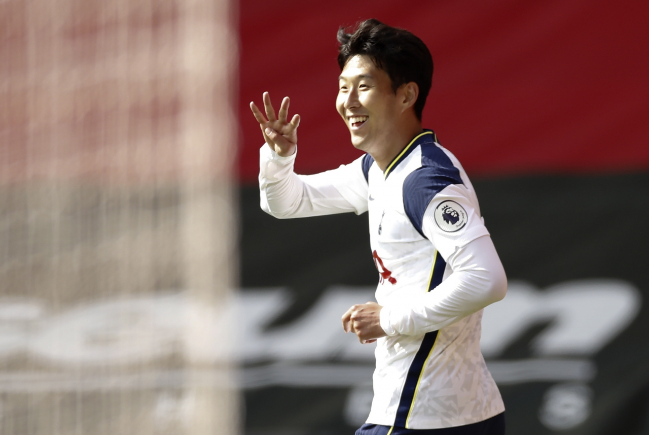 '4골째입니다.' 손흥민이 20일 열린 사우샘프턴전에서 혼자 4골을 터뜨리며 5-2 대승을 이끌었다. 4번째 골을 성공시킨 뒤 손가락으로 4골을 표현하는 손흥민./EPA 연합뉴스