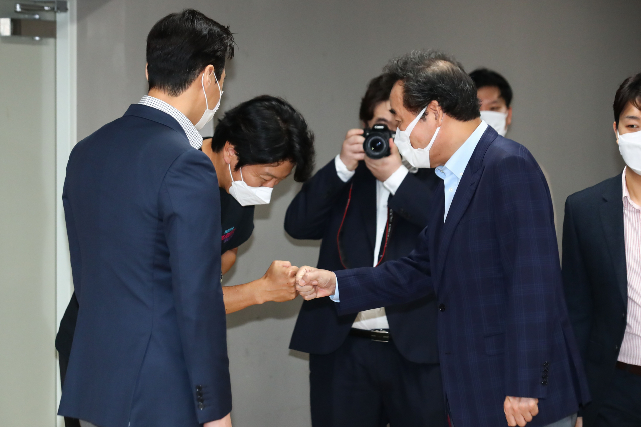 이낙연 더불어민주당 대표가 20일 오후 서울 종로구 세종문화회관 S씨어터에서 공연예술분야 대표 및 공연장 대표들과 주먹을 맞대며 인사하고 있다. [연합]