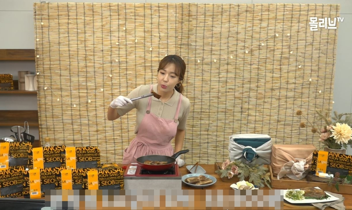 롯데홈쇼핑의 모바일 라이브방송인 '몰리브'에서 쇼호스트가 제품을 먹어보고 있다. [사진제공=롯데홈쇼핑]