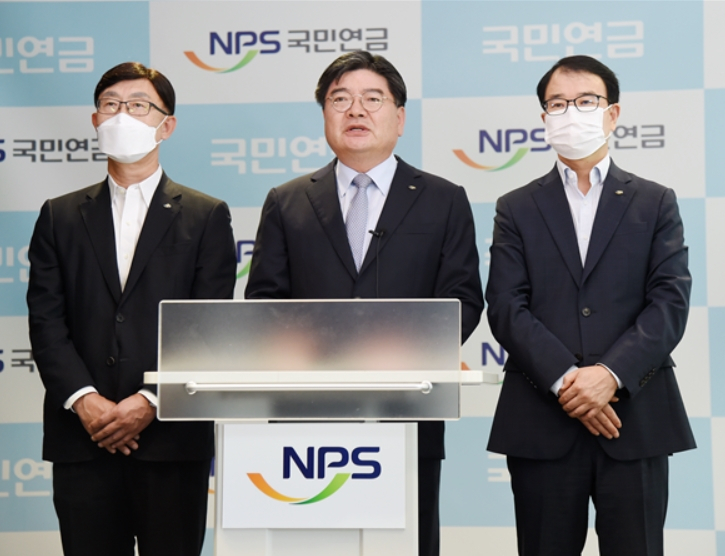 김용진 국민연금공단 이사장(가운데)이 대국민 입장문을 발표하고 있다. [국민연금공단 제공]