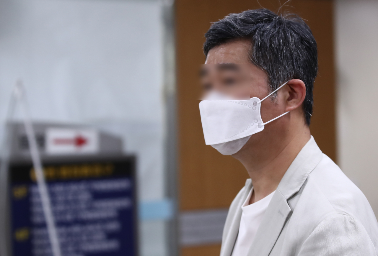 허위소송과 채용비리 혐의 등으로 재판에 넘겨진 조국 전 법무부 장관의 동생 조권 전 웅동학원 사무국장이 1일 서울 서초구 서울중앙지방법원에서 열린 속행 공판에 출석하고 있다. [연합]