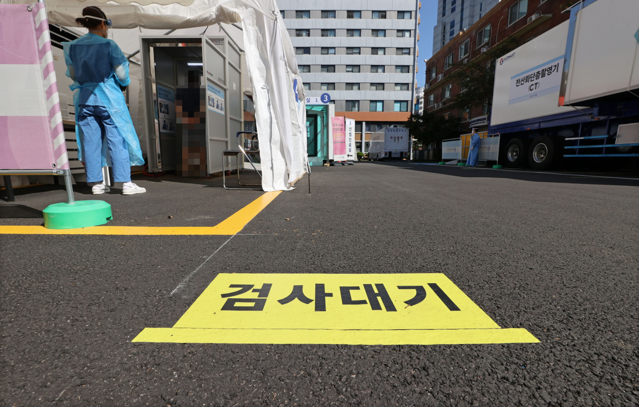 20일 오전 서울 중구 국립중앙의료원 선별 진료소에서 한 시민이 신종 코로나바이러스 감염증(코로나19) 검사를 받고 있다. [연합]