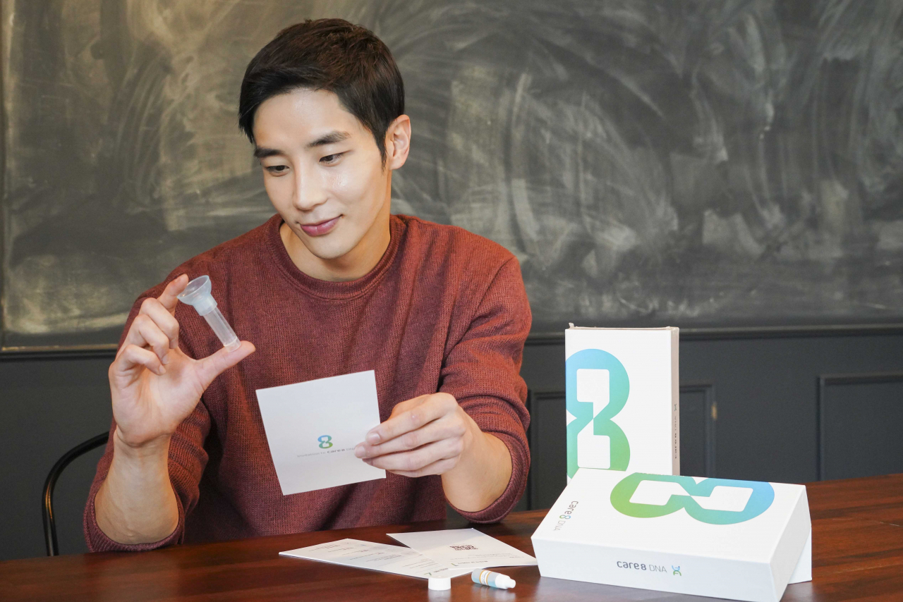 SK텔레콤 모델이 '케어에이트 디엔에이(care8 DNA)'를 소개하고 있다. [SK텔레콤 제공]