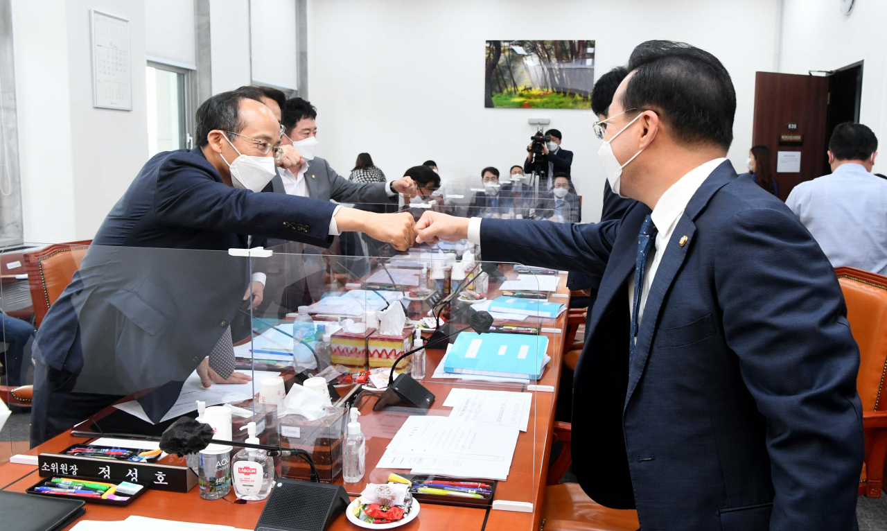 더불어민주당 박홍근 간사(오른쪽)와 국민의힘 추경호 간사가 21일 국회 예산결산특별위원회 제4회 추경예산안등조정소위원회에서 인사하고 있다. [연합]