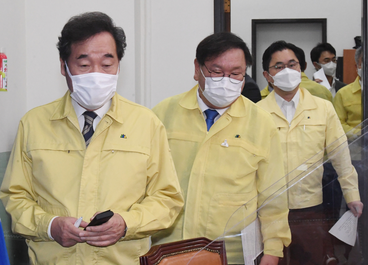이낙연 더불어민주당 대표가 21일 오전 서울 여의도 국회에서 열린 최고위원회의에 입장하고 있다. [연합]