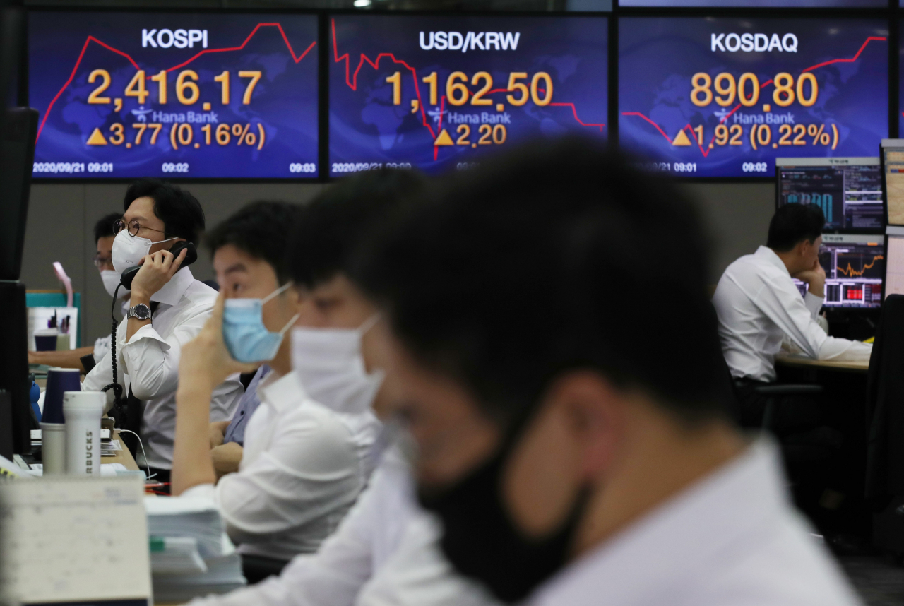 코스피가 소폭 상승세로 출발한 21일 오전 서울 중구 하나은행 본점 딜링룸에서 직원이 업무를 보고 있다. [연합]