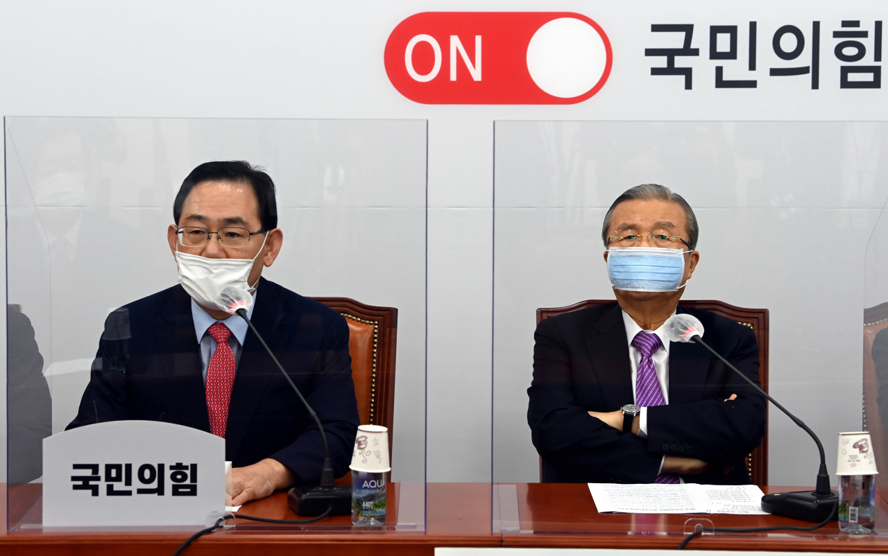 주호영 국민의힘 원내대표(왼쪽)가 21일 오전 국회에서 열린 비상대책위원회의에서 발언하고 있다. [연합]