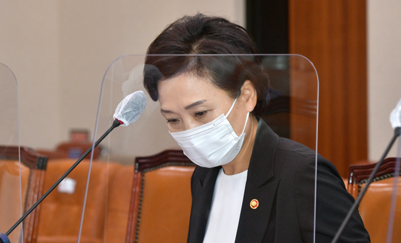 김현미 국토교통부 장관이 역대 최장수 국토부 장관에 이름을 올린다. 김 장관이 지난 11일 국회에서 열린 국토교통위 전체회의에 출석하고 있다. [연합뉴스]