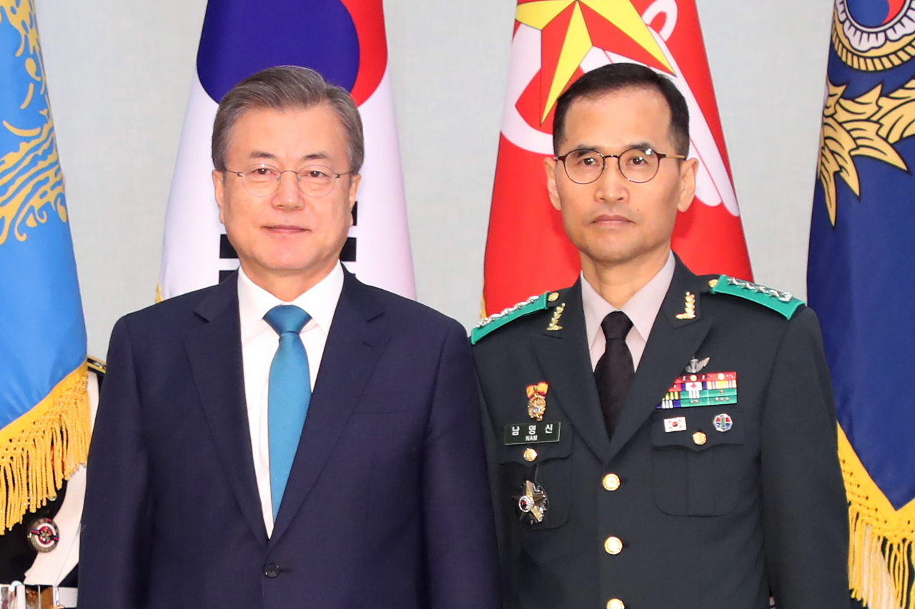 국방부는 21일 신임 육군참모총장에 남영신 지상작전사령관을 내정했다고 밝혔다. 사진은 지난해 4월 15일 문재인 대통령이 청와대에서 남영신 지상작전사령관의 진급 및 보직신고를 받은 후 기념촬영 장면.[연합]