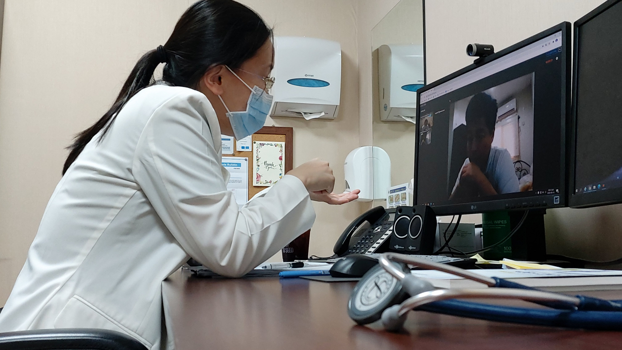 해외근무 중인 현대엔지니어링 직원이 비대면 진료서비스를 받는 모습. [현대엔지니어링 제공]