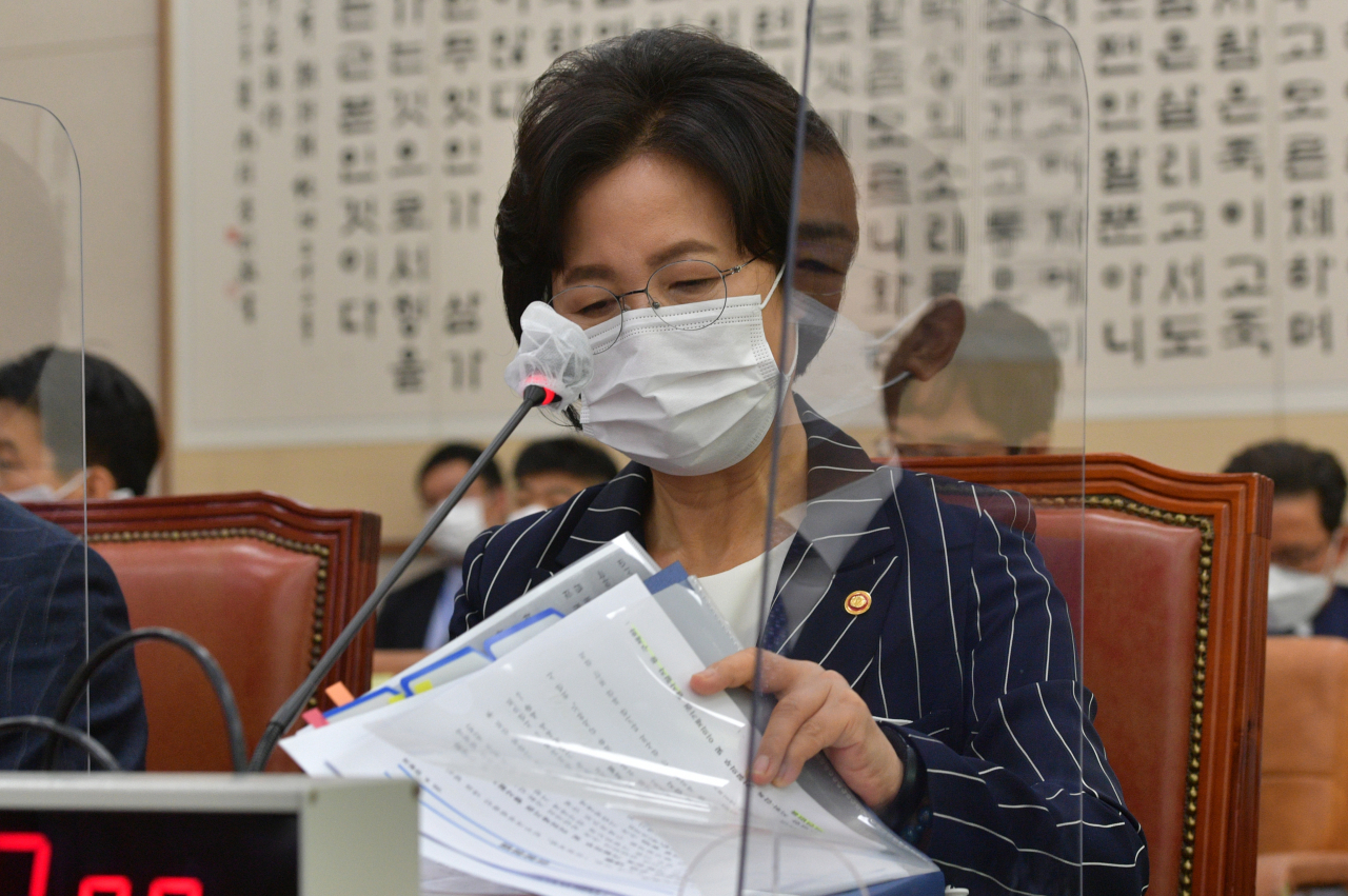 추미애 법무부 장관이 21일 국회 법제사법위원회 전체회의에 출석,자료를 검토하고 있다. [연합]