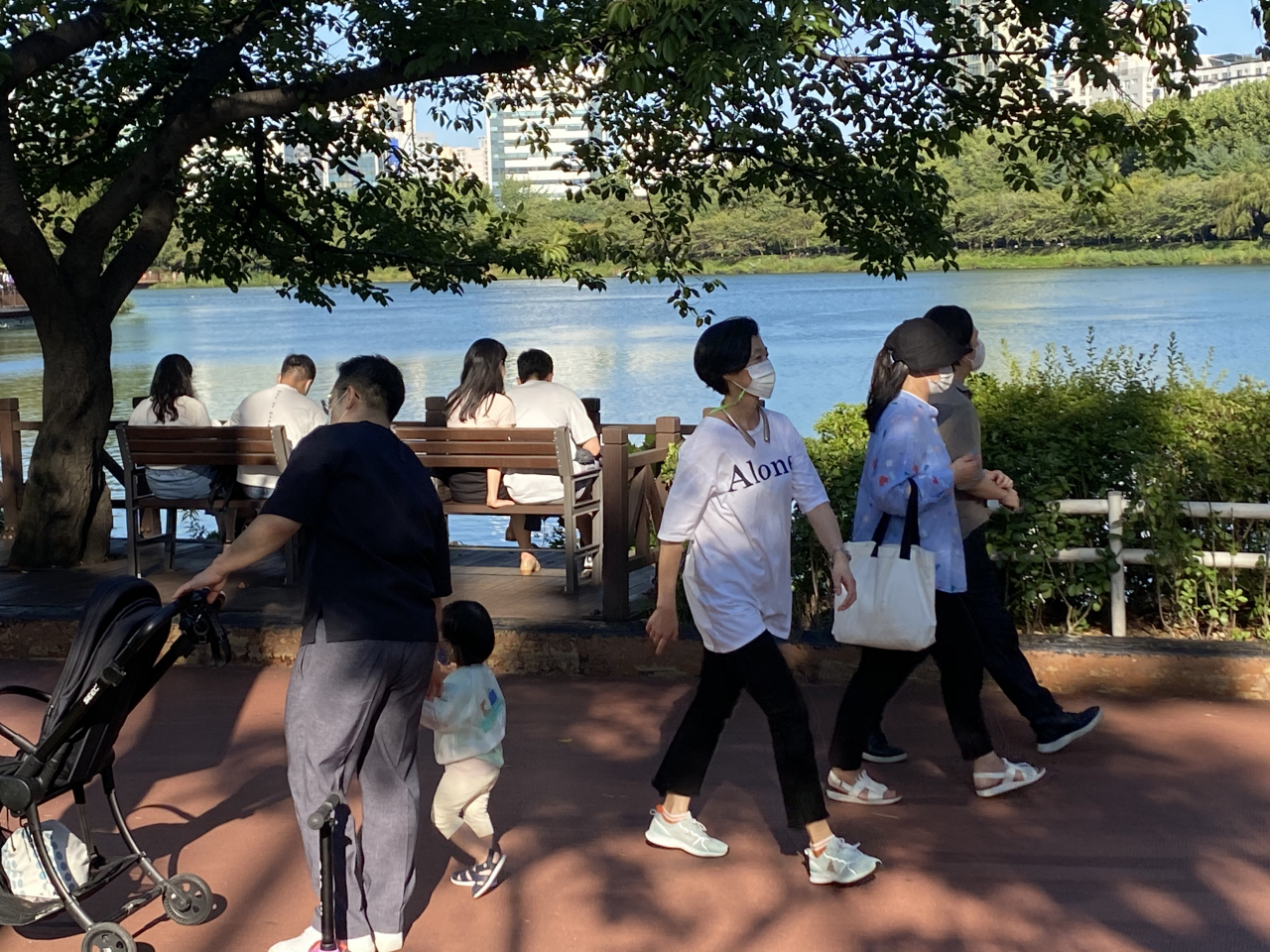 지난 19일 오후 서울 송파구 석촌호수 둘레로 마스크를 낀 시민들이 운동과 산책을 하고 있다. 주소현 기자/addressh@herladcorp.com