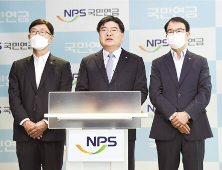 김용진(가운데) 국민연금공단 이사장이 대국민 입장문을 발표하고 있다. [국민연금공단 제공]