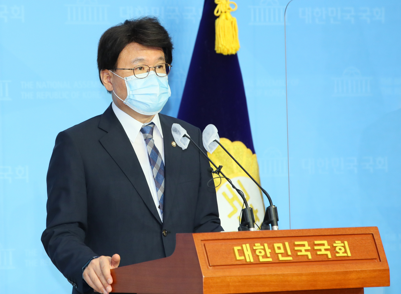 황운하 더불어민주당 의원이 21일 국회 소통관에서 법무부가 입법예고한 '형사소송법 및 검찰청법 대통령령'은 검경 수사권 조정 합의와 취지에 역행하는 것이라며 수정을 촉구하고 있다. [연합]