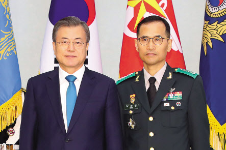 국방부는 21일 신임 육군참모총장에 남영신 지상작전사령관을 내정했다고 밝혔다. 사진은 지난해 4월 15일 문재인 대통령이 청와대에서 남영신 지상작전사령관의 진급 및 보직신고를 받은 후 기념촬영 장면. [연합]