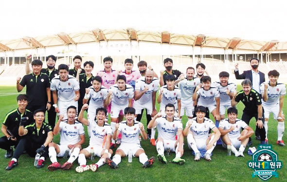 프로축구 K리그1 광주FC가 20일 경기도 성남 탄천종합운동장에서 열린 성남FC와의 경기에서 성남에 2-0으로 승리하며 2020시즌 상위 6개 팀이 겨루는 파이널A 무대에 오르게 됐다. 사진은 창단 첫 파이널A 진출을 이룬 광주FC 선수단. [연합]