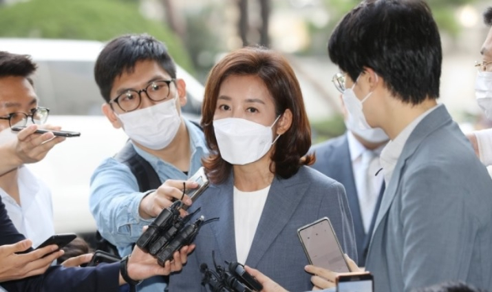 지난 20대 국회 당시 '패스트트랙(신속처리안건) 충돌 사건'으로 재판에 넘겨진 나경원 전 자유한국당(현 국민의힘) 원내대표가 21일 오전 서울남부지법에서 열린 첫 공판에 출석하기 앞서 취재진의 질문에 답하고 있다. [연합]