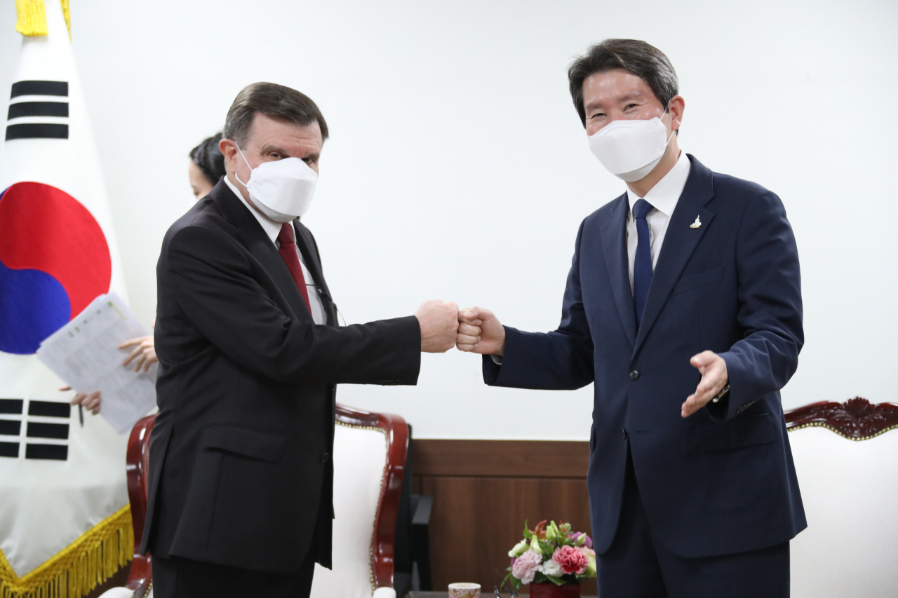 이인영 통일부장관은 21일 정부서울청사에서 안드레이 쿨릭 주한 러시아대사를 만나 남북 작은 접근을 위한 러시아 측의 협조를 당부했다. [연합]