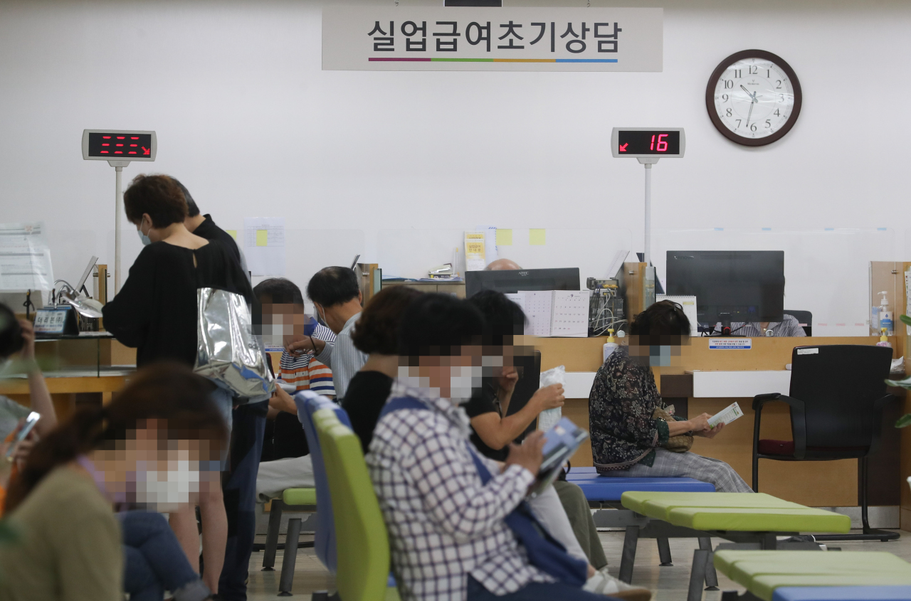 Job seekers wait for consultation at the Seoul Regional Employment and Labor Office in Jung-gu, central Seoul, in early September. (Yonhap)