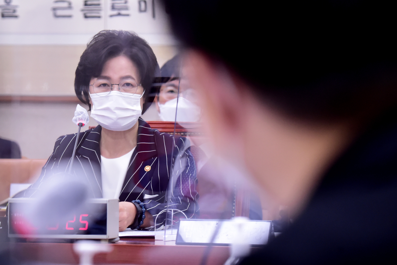 추미애 법무부 장관이 21일 서울 여의도 국회에서 열린 법제사법위원회 전체회의에서 의원질의에 답변하고 있다. [연합]