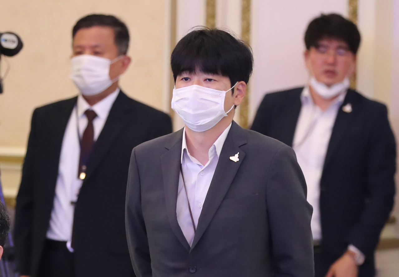 탁현민 당시 청와대 의전비서관이 지난 2020년 9월14일 청와대 영빈관에서 열린 '한국판 뉴딜 국민보고대회'에 참석해 있다. [연합]