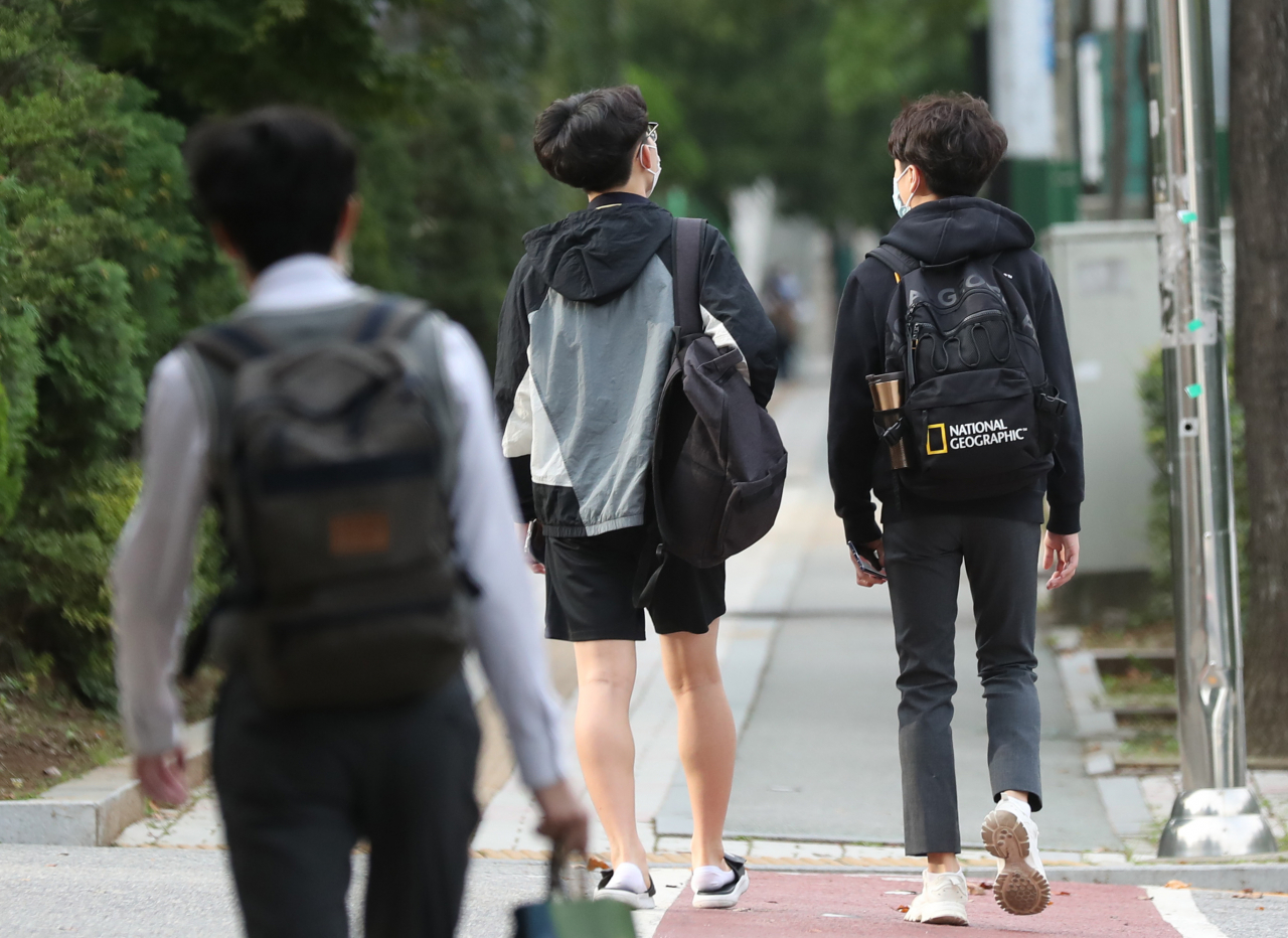 수도권 지역 유·초·중·고 학생들의 등교가 재개된 21일 오전 인천시 남동구 한 행로에서 등교하는 학생들이 이동하고 있다. 이날 등교는 지난달 25일 '코로나19' 재유행이 거세져 수도권 지역 학교들이 전면 원격 수업에 들어간 지 27일 만에 이뤄졌다. [연합]