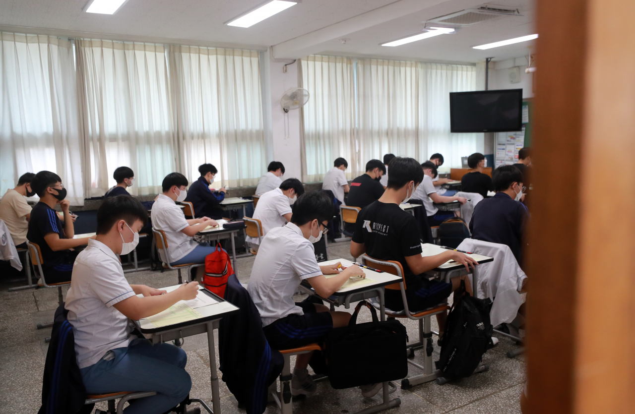 지난 16일 오전 부산진구 부산진고 3학년생들이 2021학년도 대학수학능력시험 9월 모의평가를 치르고 있는 모습. [연합]