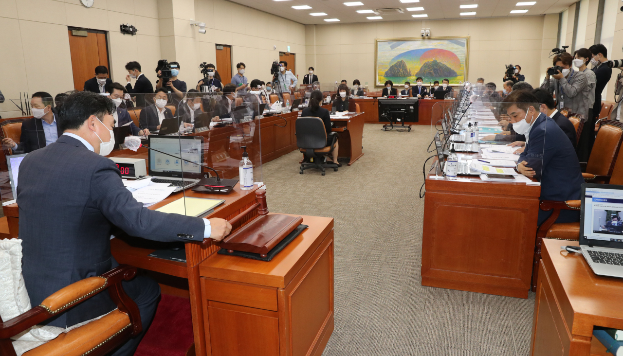 윤관석 국회 정무위원장이 21일 오전 서울 여의도 국회에서 열린 정무위원회 전체회의에서 의사봉을 두드리고 있다. [연합]