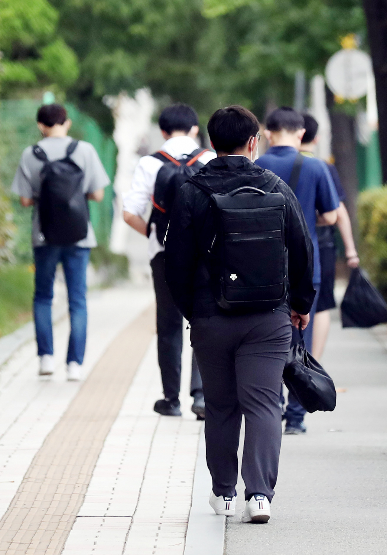 수도권 지역 유·초·중·고 학생들의 등교가 재개된 21일 오전 인천시 남동구 한 행로에서 등교하는 학생들이 이동하고 있다. 이날 등교는 지난 달 25일 신종 코로나 바이러스 감염증(코로나19) 재유행이 거세져 수도권 지역 학교들이 전면 원격 수업에 들어간 지 27일 만에 이뤄졌다. [연합]